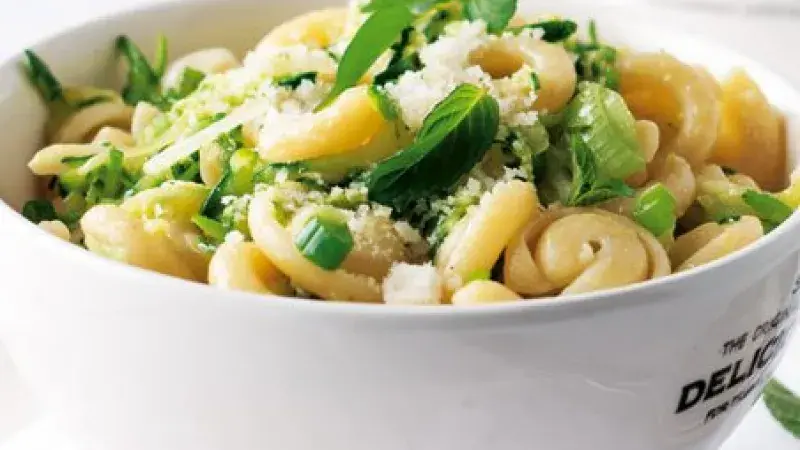 Cappelletti s jarními cibulkami, cuketami a mátou