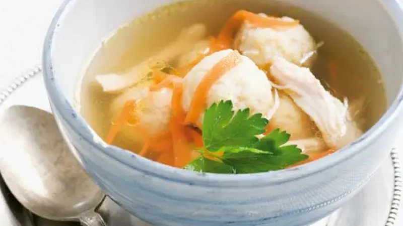 Polévka s macesovými knedlíčky