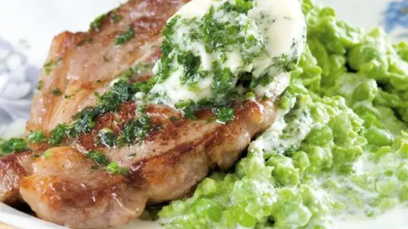 Telecí kotlety s bylinkovým máslem a hráškovým pyré