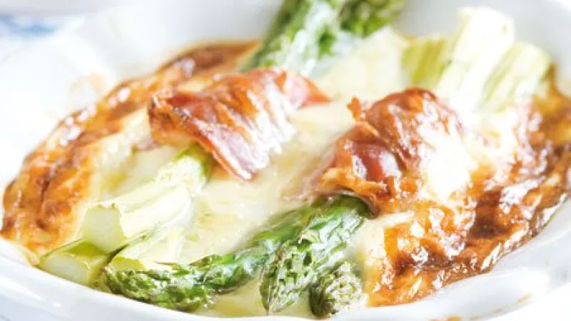 Zapečený chřest s parmskou šunkou