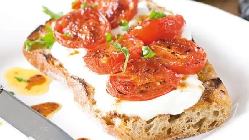 Tousty s pečenými rajčaty