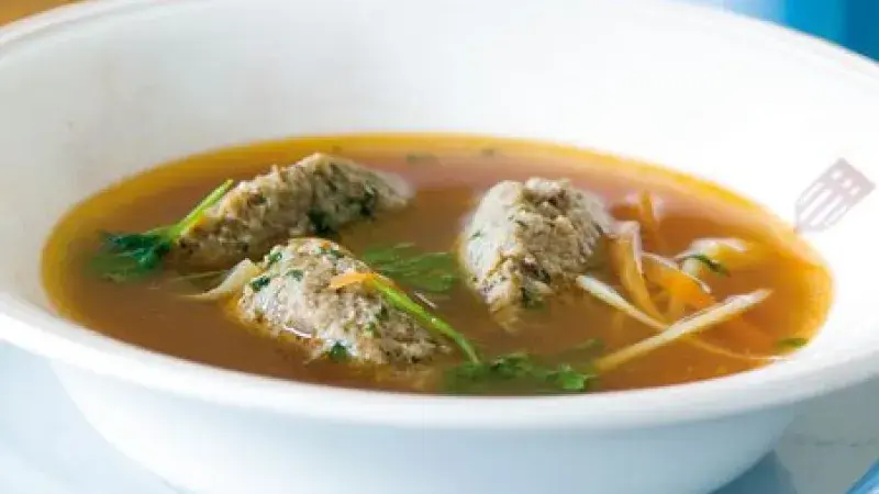 Slavnostní polévka s játrovými knedlíčky