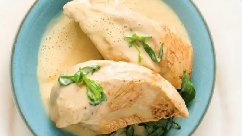 Pošírovaná kuřecí prsa s estragonovou omáčkou