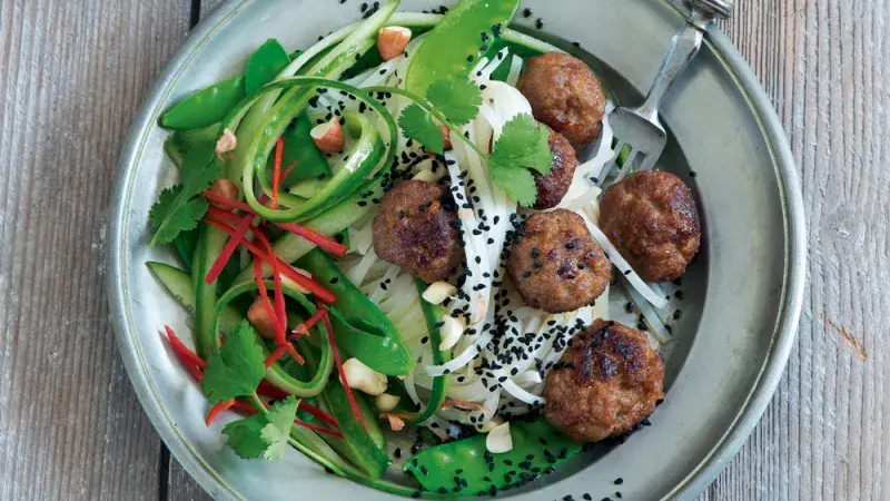 Asijské kuličky s nudlovým salátem