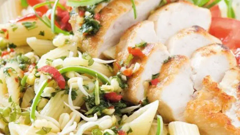 Obědový těstovinový salát s chilli omáčkou