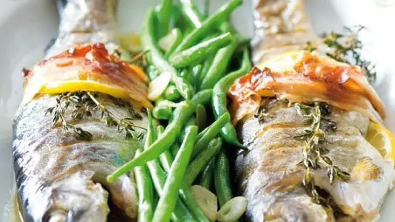Pečený pstruh se slaninou, tymiánem a fazolkam