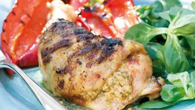 Kuřecí stehna plněná parmazánem a bazalkou