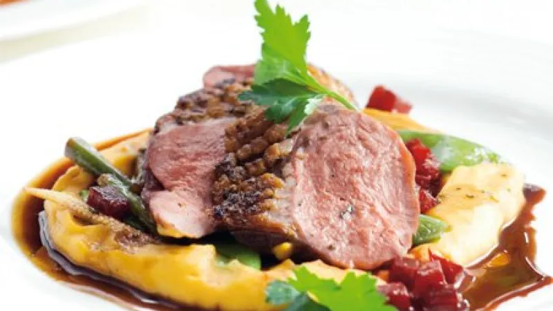 Kachní prsa s batátovým pyré a zeleninovým ragú