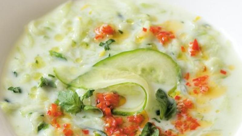 Studená okurková polévka s bazalkou a chilli