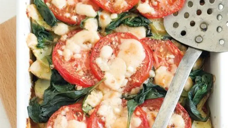 Zapečená rajčata s bramborami a bazalkou