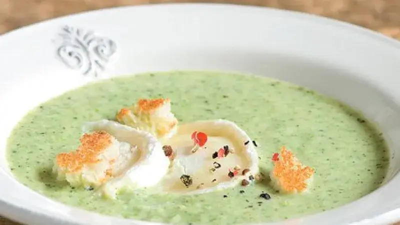 Brokolicová polévka s kozím sýrem a krutony