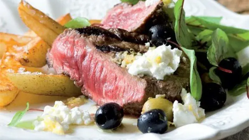 Steak se zálivkou z kozího sýra a oliv