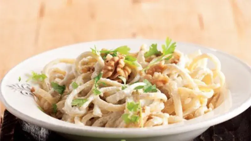 Macaroni s nivou a ořechy