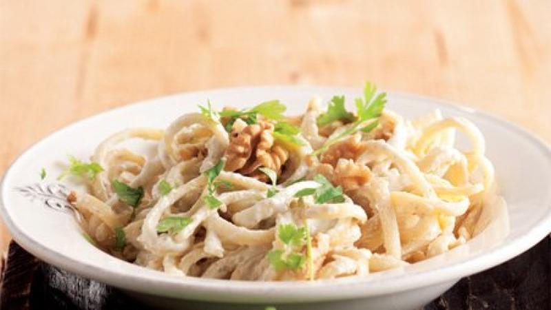 Macaroni s nivou a ořechy