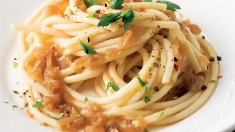 Macaroni s cibulí a sardelkami