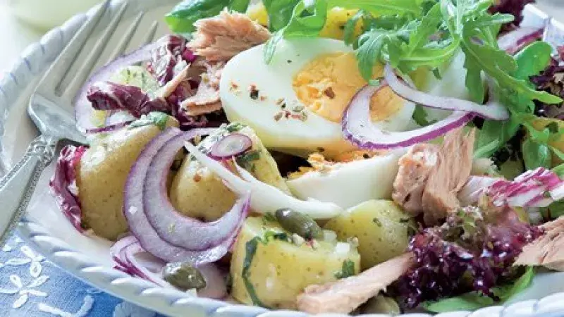 Míchaný salát s bramborami a tuňákem