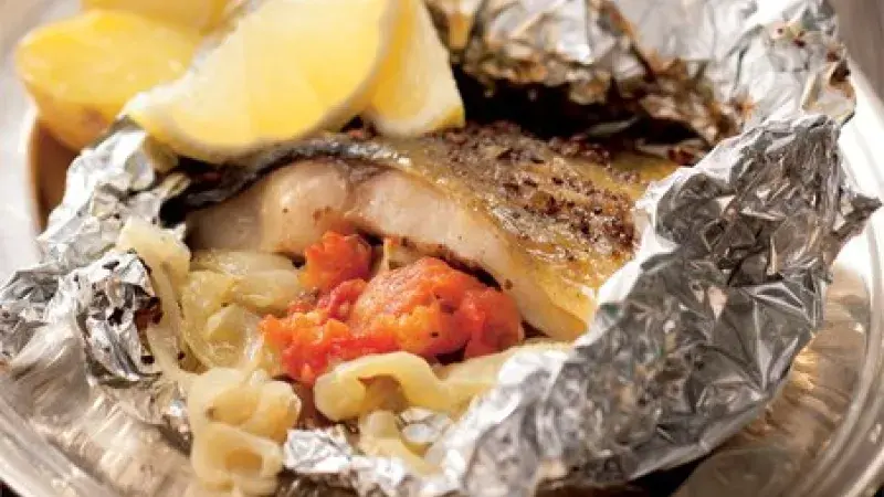 Kapr v alobalu plněný zeleninou