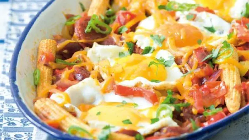 Papriky s klobáskou, kukuřičkami a sýrem