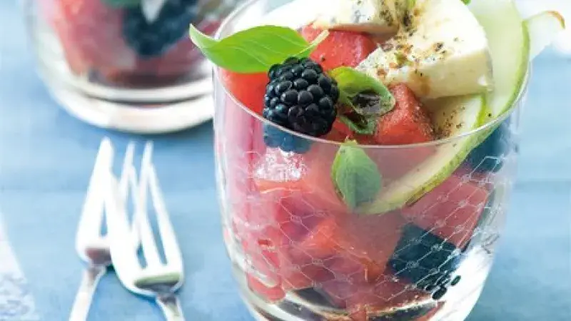 Melounový salát s hruškou, ostružinami a sýrem