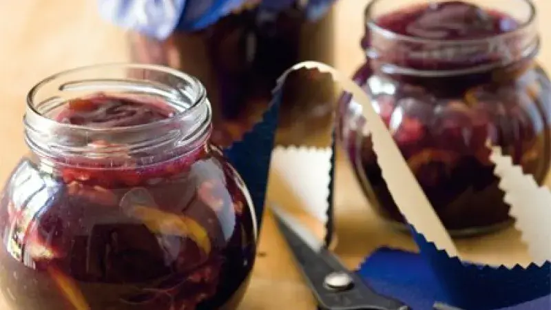 Džem ze švestek s ořechy a rumem