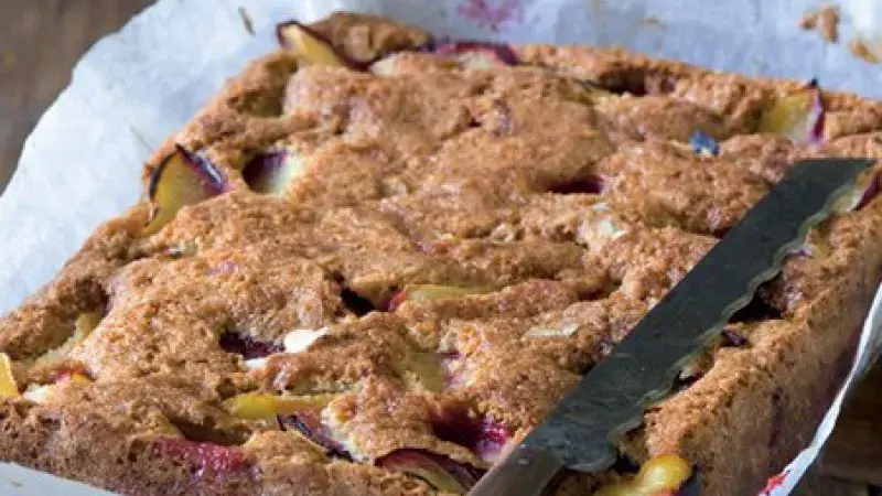 Koláč se švestkami, marcipánem a mandlemi