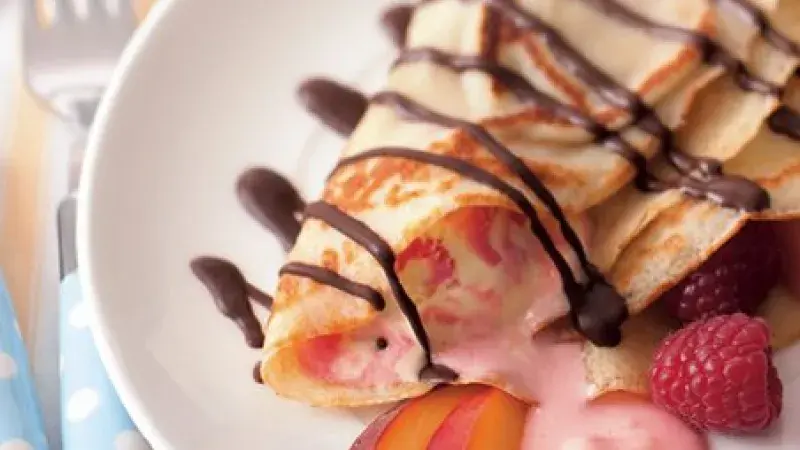 Palačinky s ovocem a zmrzlinou