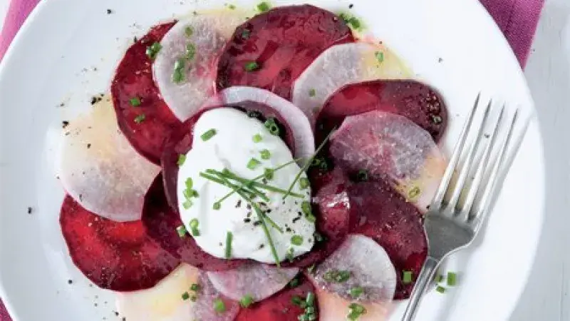 Salát z bílé ředkve a řepy s kysanou smetanou