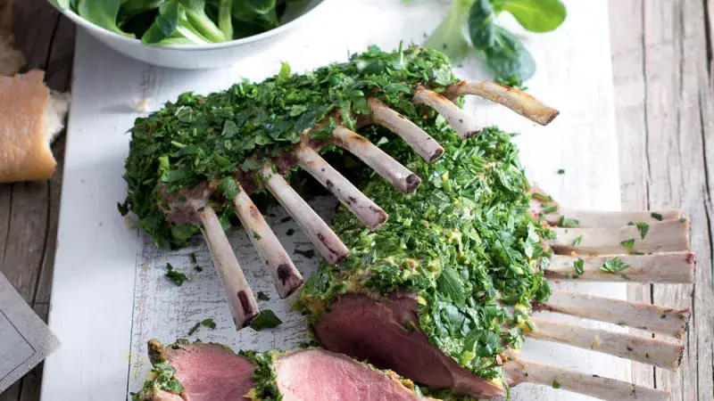 Jehněčí hřebínek v bylinkovém kabátku