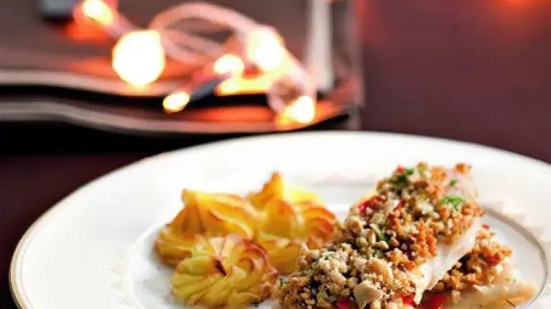 Ryba s křupavou krustou z oříšků kešú a chilli