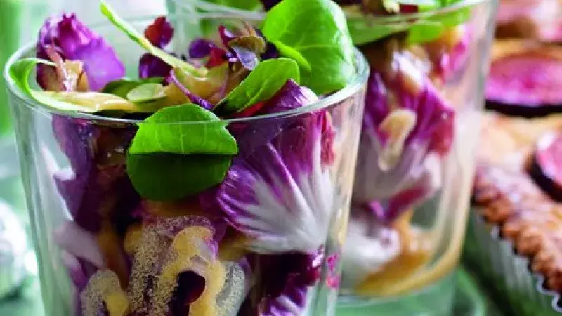 Salát z aromatických zelených lístků