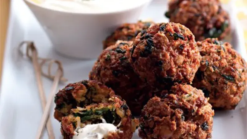 Špenátové kuličky s mátovým dipem