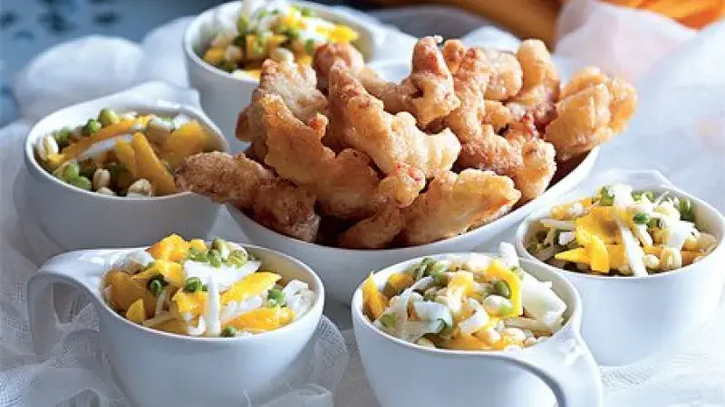 Kuře v tempuře na exotickém salátku