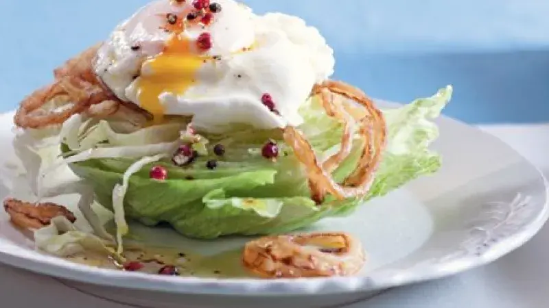 Ledový salát se ztraceným vejcem