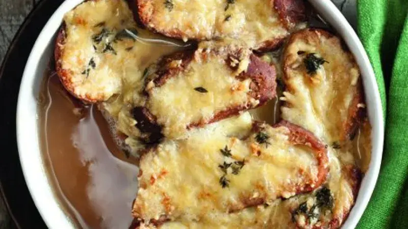 Zapečená česnečka se sýrem & vínem