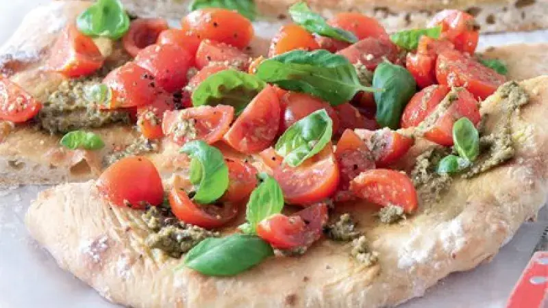 Focaccia s cherry rajčátky a pestem