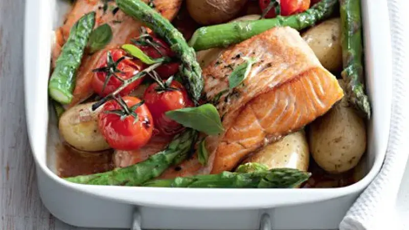 Losos pečený s rajčátky a chřestem