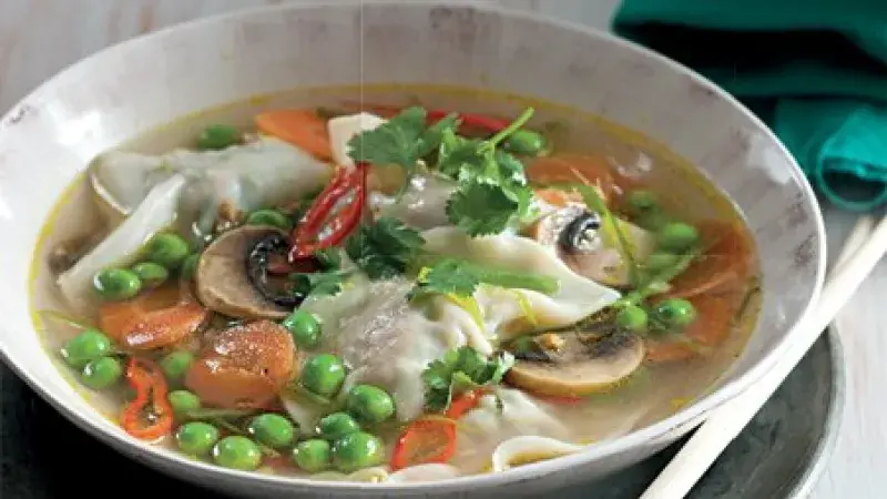 Čínská polévka s hráškem a knedlíčky