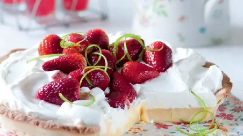 Koláč s jahodami a kokosovým krémem