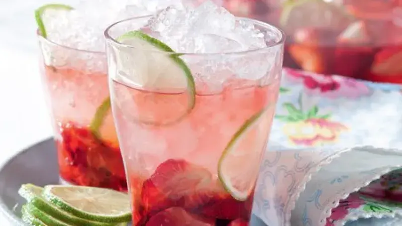 Jahodová bowle s ledovou tříští