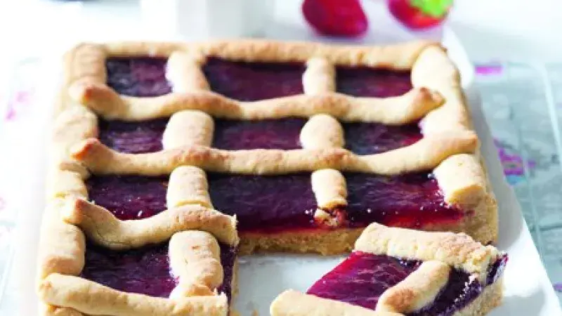 Mřížkový koláč s jahodovým džemem