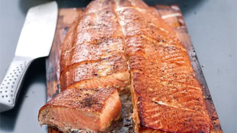 Grilovaný losos na cedrovém prkénku