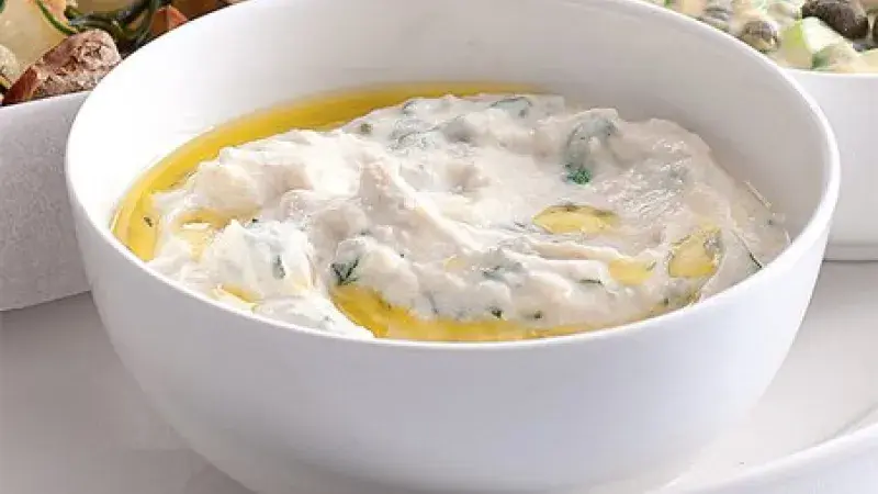 Dip s pečeným česnekem a bazalkou