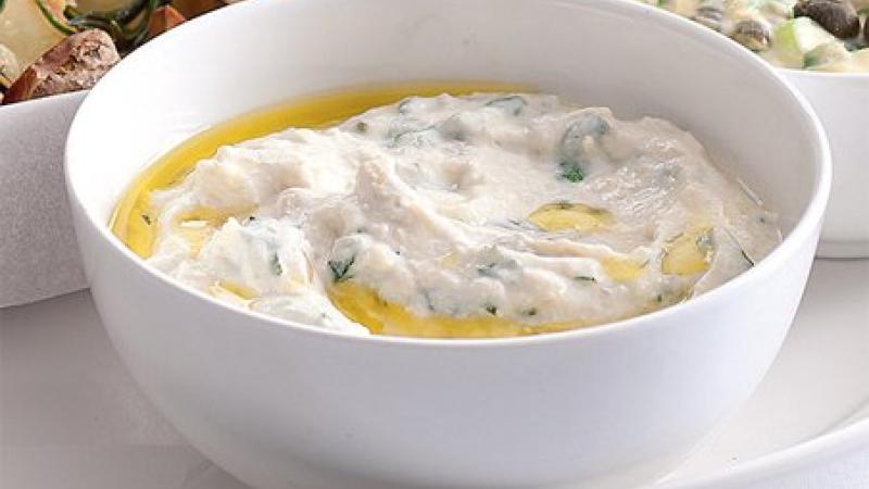 Dip s pečeným česnekem a bazalkou