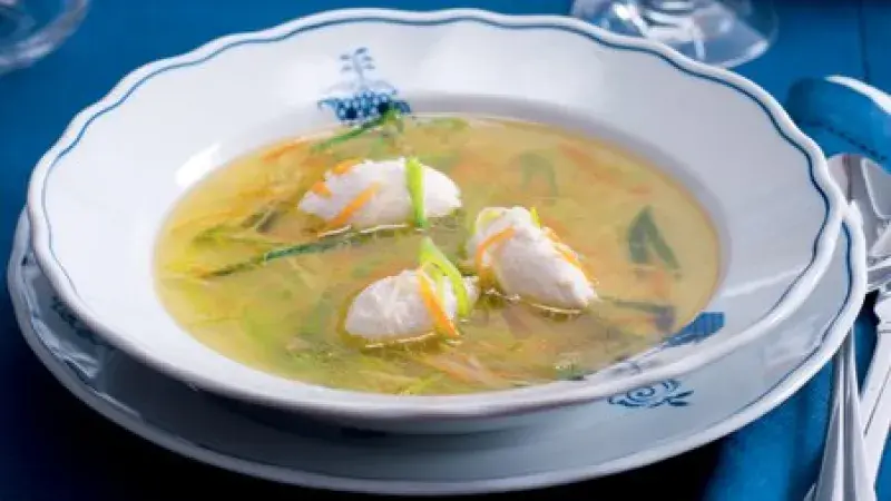 Vývar z hovězí oháňky s kuřecími nočky