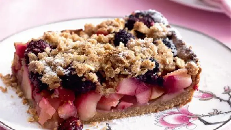 Celozrnný jablečný koláč s drobenkou