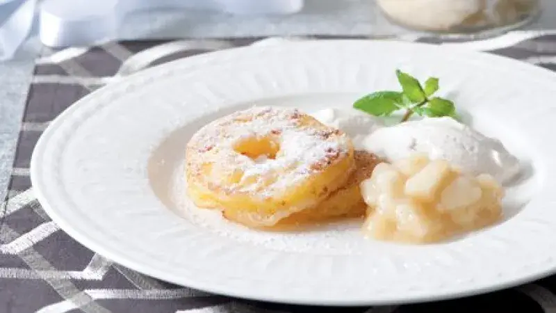 Jablka v těstě se skořicovou pěnou a hruškovým čatní