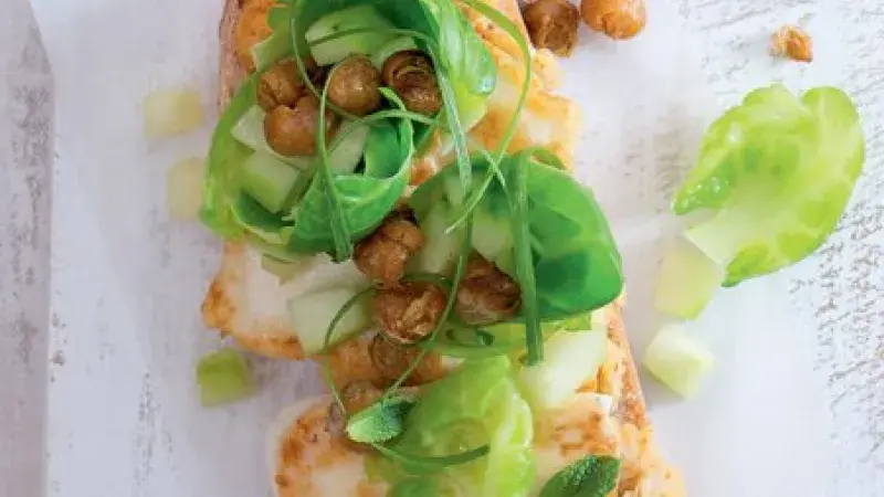 Chlebíček kapustičky, cizrna & sýr akawi