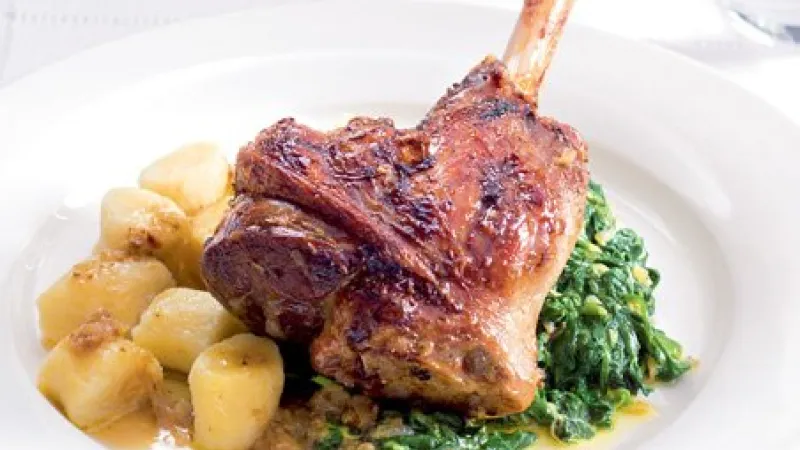 Pečení jehněčí kolínko se špenátem a noky