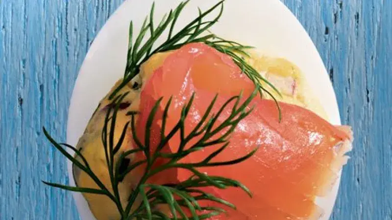 Plněné vejce s lososem, červenou cibulí a koprem