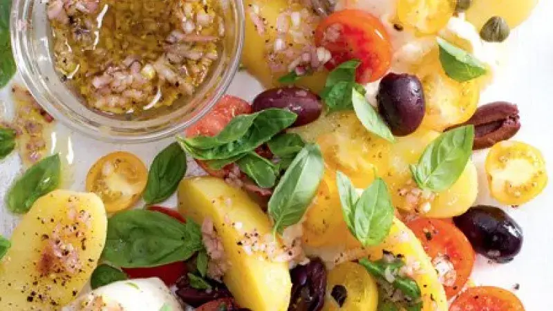 Bramborový salát s rajčaty a mozzarellou